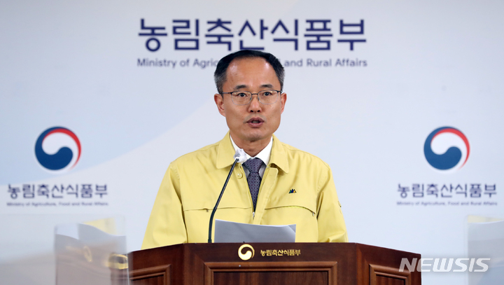 [세종=뉴시스] 강종민 기자 = 안용덕 농림축산식품부 방역정책국장이 29일 세종시 정부세종청사에서 아프리카돼지열병(ASF) 방역 종합대책을 발표하고 있다. 2023.03.29. ppkjm@newsis.com