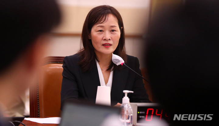 [서울=뉴시스] 추상철 기자 = 정정미 헌법재판관 후보자가 29일 오전 서울 여의도 국회에서 열린 헌법재판소 재판관후보자 인사청문회에서 의원 질의에 답변하고 있다. 2023.03.29. scchoo@newsis.com