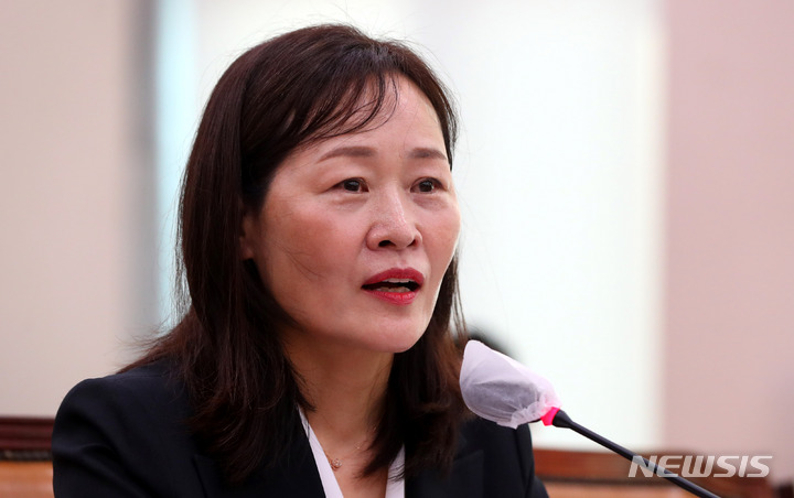 [서울=뉴시스] 추상철 기자 = 정정미 헌법재판관 후보자가 29일 오전 서울 여의도 국회에서 열린 헌법재판소 재판관후보자 인사청문회에서 의원 질의에 답변하고 있다. 2023.03.29. scchoo@newsis.com