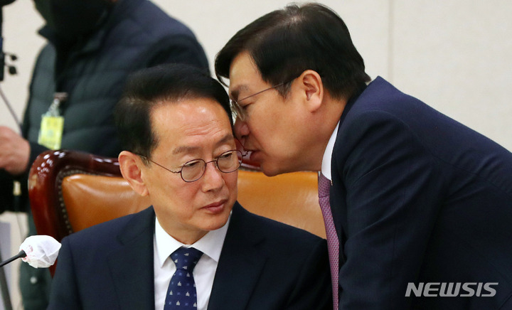 [서울=뉴시스] 추상철 기자 = 김도읍 법제사법위원회 위원장이 29일 오전 서울 여의도 국회에서 열린 정정미 헌법재판소 재판관후보자 인사청문회에서 정점식 국민의힘 간사와 대화하고 있다. 2023.03.29. scchoo@newsis.com