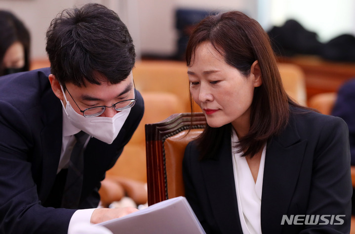 [서울=뉴시스] 추상철 기자 = 정정미 헌법재판관 후보자가 29일 오전 서울 여의도 국회에서 열린 헌법재판소 재판관후보자 인사청문회에 출석해 있다. 2023.03.29. scchoo@newsis.com