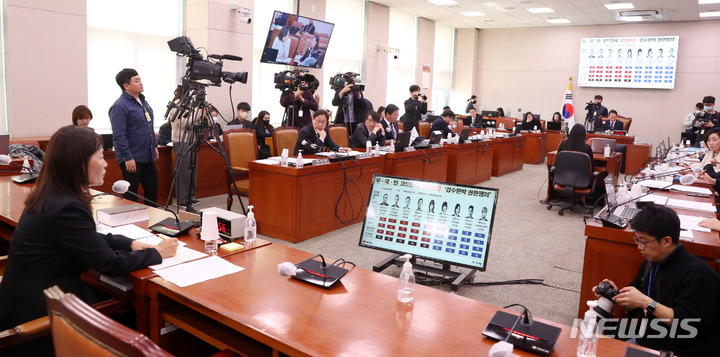 [서울=뉴시스] 추상철 기자 = 정정미 헌법재판관 후보자가 29일 오전 서울 여의도 국회에서 열린 헌법재판소 재판관후보자 인사청문회에서 의원 질의에 답변하고 있다. 2023.03.29. scchoo@newsis.com