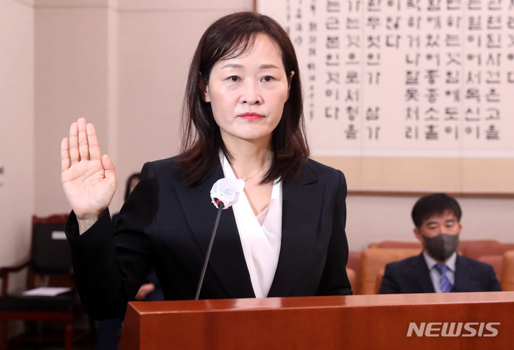 [서울=뉴시스] 추상철 기자 = 정정미 헌법재판관 후보자가 29일 오전 서울 여의도 국회에서 열린 헌법재판소 재판관후보자 인사청문회에서 선서하고 있다. 2023.03.29. scchoo@newsis.com