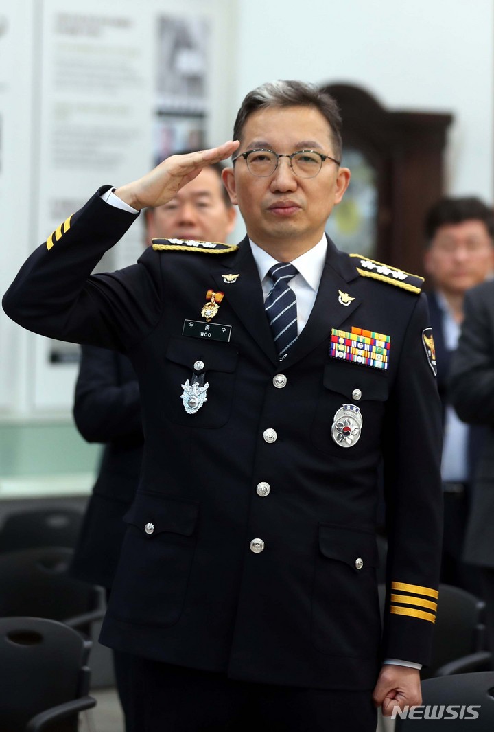 [서울=뉴시스] 조성봉 기자 = 우종수 경찰청 2대 국가사수본부장이 29일 오전 서울 서대문구 경찰청 문화마당에서 열린 취임식에서 국민의례를 하고 있다. 2023.03.29. suncho21@newsis.com