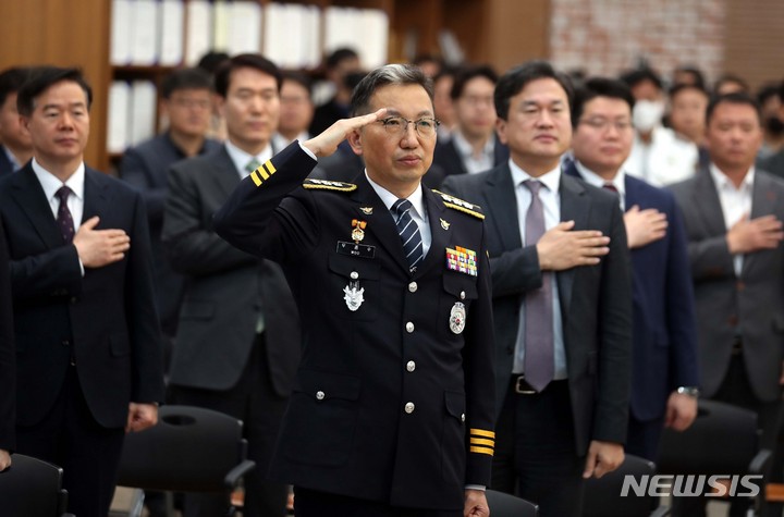 [서울=뉴시스] 조성봉 기자 = 우종수 경찰청 2대 국가사수본부장이 29일 오전 서울 서대문구 경찰청 문화마당에서 열린 취임식에서 국민의례를 하고 있다. 2023.03.29. suncho21@newsis.com