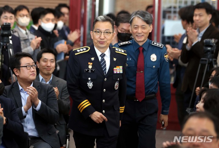 [서울=뉴시스] 조성봉 기자 = 우종수 경찰청 2대 국가사수본부장이 29일 오전 서울 서대문구 경찰청 문화마당에서 열린 취임식에 입장하고 있다. 2023.03.29. suncho21@newsis.com