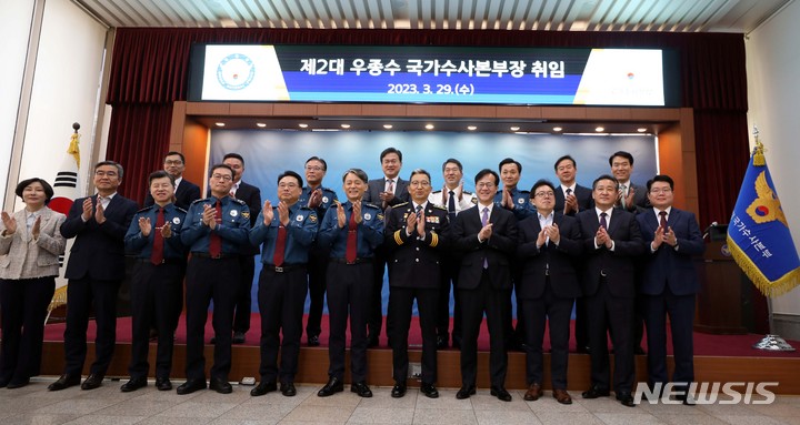 [서울=뉴시스] 조성봉 기자 = 우종수 경찰청 2대 국가사수본부장이 29일 오전 서울 서대문구 경찰청 문화마당에서 열린 취임식에서 경찰간부들과 기념촬영을 하고 있다. 2023.03.29. suncho21@newsis.com
