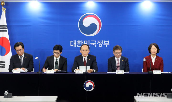 [서울=뉴시스] 배훈식 기자 = 추경호 경제부총리 겸 기획재정부 장관이 29일 오전 서울 종로구 정부서울청사에서 내수활성화 대책 관계부처 합동 브리핑을 하고 있다. 왼쪽부터 정황근 농림축산식품부 장관, 한동훈 법무부 장관, 추부총리, 박보균 문화체육관광부 장관, 이영 중소벤처기업부 장관. 2023.03.29. dahora83@newsis.com