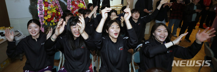 [서울=뉴시스] 김금보 기자 = 29일 오전 서울 서대문구청에서 열린 '서대문구청 여자농구단 창단식'에서 선수들이 기뻐하고 있다. 서대문구의 이번 농구단 창단으로 국내 여자실업농구단은 총 다섯 팀이 됐다. 2023.03.29. kgb@newsis.com