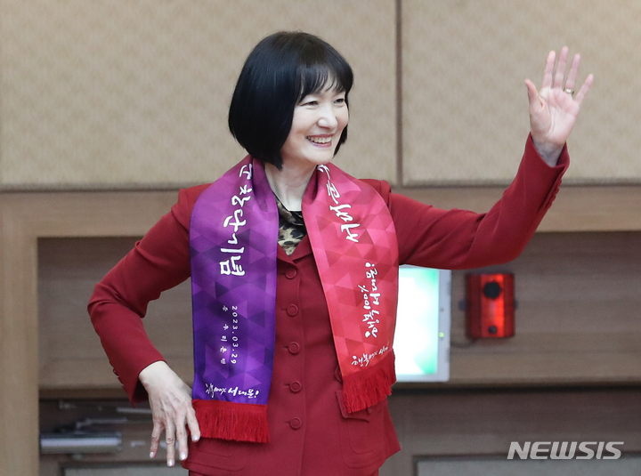 [서울=뉴시스] 김금보 기자 = 박찬숙 서대문구청 여자농구단 초대 감독이 29일 오전 서울 서대문구청에서 열린 '서대문구청 여자농구단 창단식'에서 기뻐하고 있다. 서대문구의 이번 농구단 창단으로 국내 여자실업농구단은 총 다섯 팀이 됐다. 2023.03.29. kgb@newsis.com