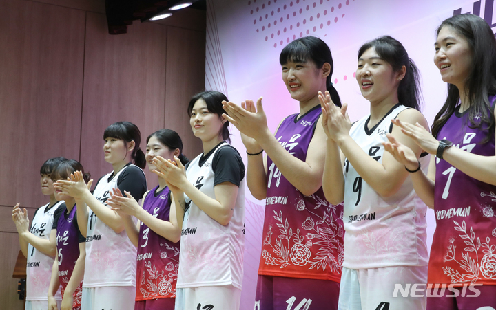 [서울=뉴시스] 김금보 기자 = 29일 오전 서울 서대문구청에서 열린 '서대문구청 여자농구단 창단식'에서 선수들이 기뻐하고 있다. 서대문구의 이번 농구단 창단으로 국내 여자실업농구단은 총 다섯 팀이 됐다. 2023.03.29. kgb@newsis.com