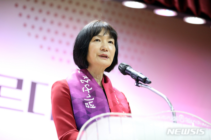 [서울=뉴시스] 김금보 기자 = 박찬숙 서대문구청 여자농구단 초대 감독이 29일 오전 서울 서대문구청에서 열린 '서대문구청 여자농구단 창단식'에서 축사를 하고 있다. 서대문구의 이번 농구단 창단으로 국내 여자실업농구단은 총 다섯 팀이 됐다. 2023.03.29. kgb@newsis.com