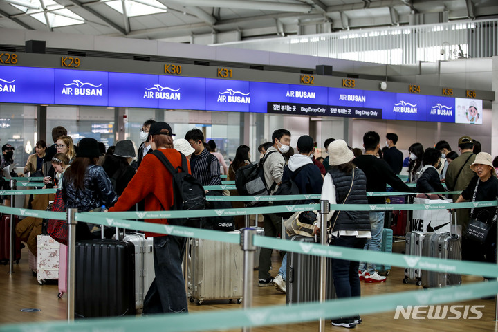 [인천공항=뉴시스] 정병혁 기자 = 인천국제공항 제1여객터미널 출국장에서 여행객들이 출국수속을 기다리고 있다. 2023.03.29. jhope@newsis.com