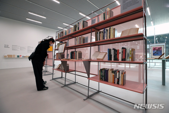 [서울=뉴시스] 박진희 기자 = 서울시립미술관은 서울시립 미술아카이브(Art Archives, Seoul Museum of Art) 개관을 앞둔 29일 서울 종로구 미술아카이브에서 언론 공개 행사를 갖고 개관 기념 전시로 준비한 기획전 시인, 번역가, 비평가, 교육자 최민(1944~2018) 컬렉션 '명랑 학문, 유쾌한 지식, 즐거운 앎' 전시장에 최민 기증품을 전시하고 있다. 미술아카이브는 현대미술의 중요 자료를 수집, 보존, 연구하고 전시·교육 등 프로그램을 운영하는 국내 국공립 최초의 아카이브 전문 미술관이다. 2023.03.29. pak7130@newsis.com