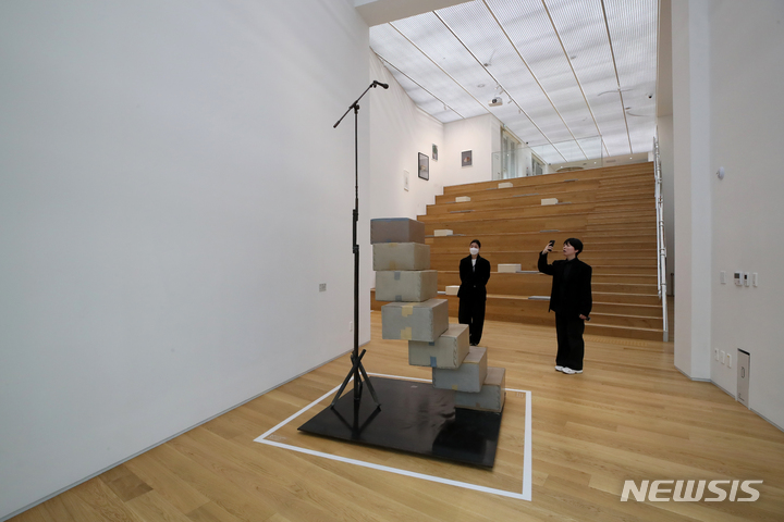 [서울=뉴시스] 박진희 기자 = 서울시립미술관은 서울시립 미술아카이브(Art Archives, Seoul Museum of Art) 개관을 앞둔 29일 서울 종로구 미술아카이브에서 언론 공개 행사를 갖고 주요 시설을 공개하고 있다. 2023.03.29. pak7130@newsis.com