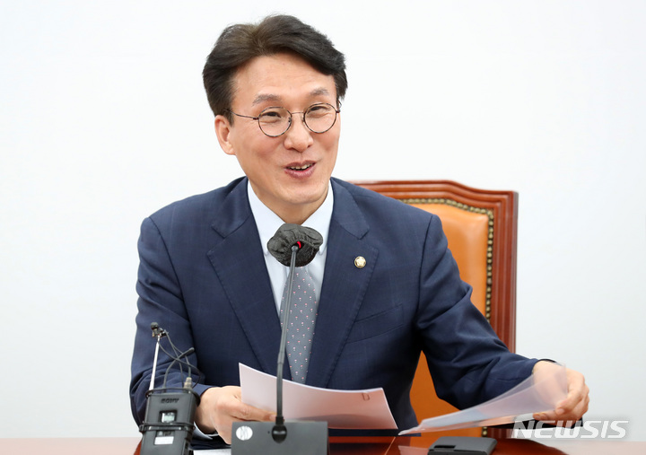 [서울=뉴시스] 이영환 기자 = 김민석 더불어민주당 정책위의장이 29일 오후 서울 여의도 국회에서 '천원의 아침밥' 관련 기자간담회를 하고 있다. 2023.03.29. 20hwan@newsis.com