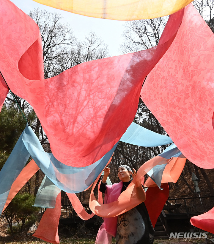 [이천=뉴시스] 김종택 기자 = 봄기운이 완연한 29일 경기도 이천시 율면 부래미마을 남해인 자연염색 공방에서 천연염색 관계자가 겨우내 물들였던 원단을 햇볕에 말리고 있다. 2023.03.29. jtk@newsis.com