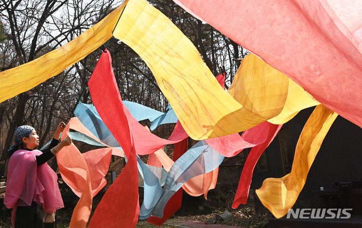 [이천=뉴시스] 김종택 기자 = 봄기운이 완연한 29일 경기도 이천시 율면 부래미마을 남해인 자연염색 공방에서 천연염색 관계자가 겨우내 물들였던 원단을 햇볕에 말리고 있다. 2023.03.29. jtk@newsis.com