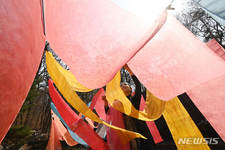 [이천=뉴시스] 김종택 기자 = 봄기운이 완연한 29일 경기도 이천시 율면 부래미마을 남해인 자연염색 공방에서 천연염색 관계자가 겨우내 물들였던 원단을 햇볕에 말리고 있다. 2023.03.29. jtk@newsis.com