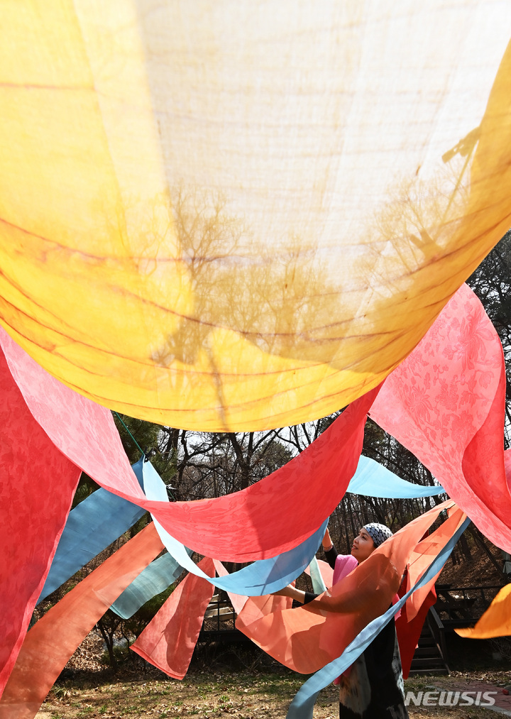 [이천=뉴시스] 김종택 기자 = 봄기운이 완연한 29일 경기도 이천시 율면 부래미마을 남해인 자연염색 공방에서 천연염색 관계자가 겨우내 물들였던 원단을 햇볕에 말리고 있다. 2023.03.29. jtk@newsis.com