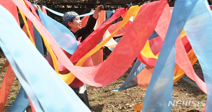 [이천=뉴시스] 김종택 기자 = 봄기운이 완연한 29일 경기도 이천시 율면 부래미마을 남해인 자연염색 공방에서 천연염색 관계자가 겨우내 물들였던 원단을 햇볕에 말리고 있다. 2023.03.29. jtk@newsis.com