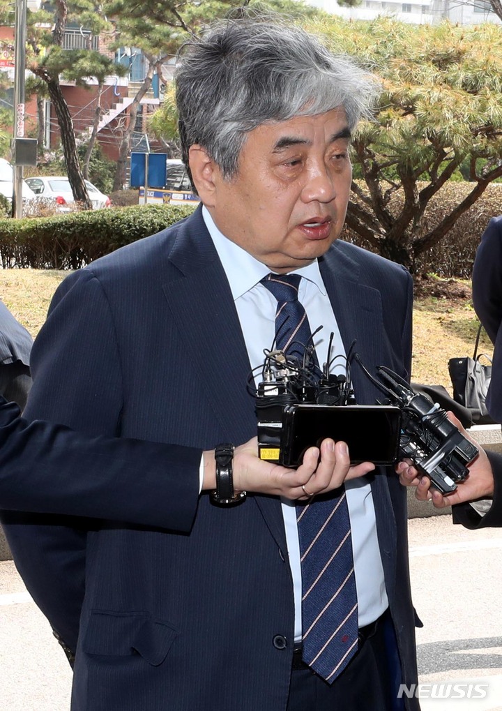 [서울=뉴시스] 조성봉 기자 = ‘TV조선 재승인 심사 점수 조작 관여 의혹’을 받고 있는 한상혁 방송통신위원장이 29일 오후 서울 도봉구 서울북부지법에서 열린 구속 전 피의자 심문(영장실질심사)에 출석하기 전 취재진의 질문에 답변하고 있다. 2023.03.29. suncho21@newsis.com