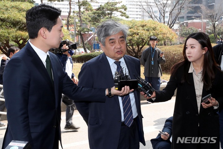 [서울=뉴시스] 조성봉 기자 = ‘TV조선 재승인 심사 점수 조작 관여 의혹’을 받고 있는 한상혁 방송통신위원장이 지난 29일 오후 서울 도봉구 서울북부지법에서 열린 구속 전 피의자 심문(영장실질심사)에 출석하기 전 취재진의 질문에 답변하고 있다. 2023.03.29. suncho21@newsis.com