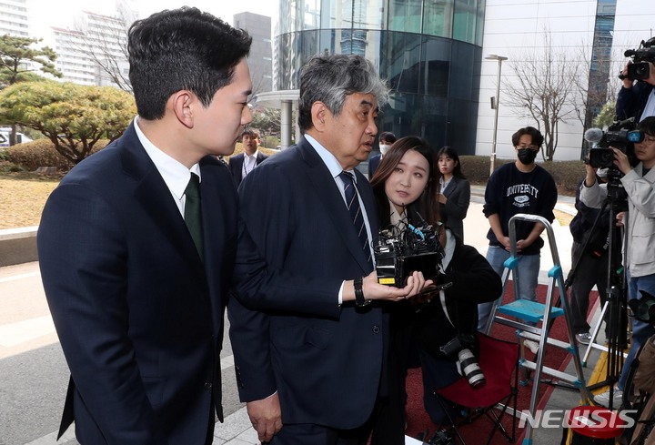 [서울=뉴시스] 조성봉 기자 = ‘TV조선 재승인 심사 점수 조작 관여 의혹’을 받고 있는 한상혁 방송통신위원장이 29일 오후 서울 도봉구 서울북부지법에서 열린 구속 전 피의자 심문(영장실질심사)에 출석하고 있다. 2023.03.29. suncho21@newsis.com