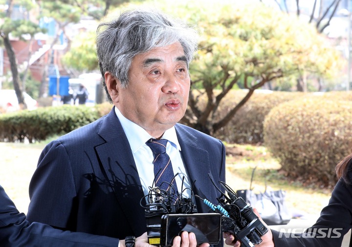 [서울=뉴시스] 조성봉 기자 = ‘TV조선 재승인 심사 점수 조작 관여 의혹’을 받고 있는 한상혁 방송통신위원장이 29일 오후 서울 도봉구 서울북부지법에서 열린 구속 전 피의자 심문(영장실질심사)에 출석하기 전 취재진의 질문에 답변하고 있다. 2023.03.29. suncho21@newsis.com