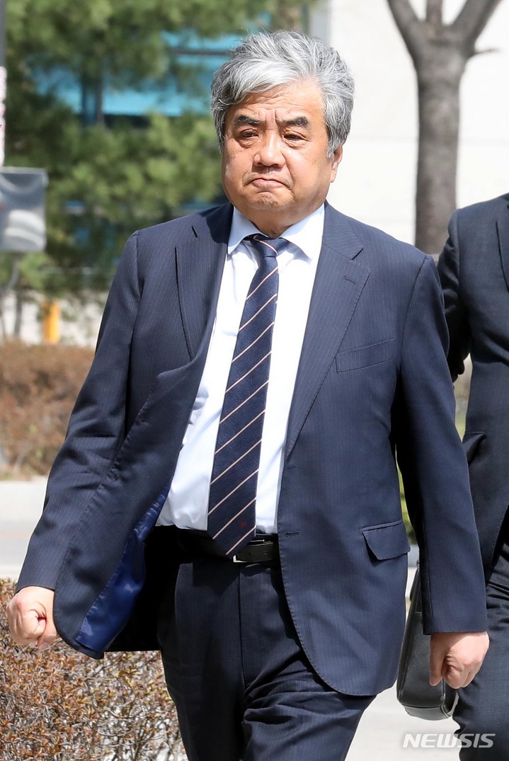 [서울=뉴시스] 조성봉 기자 = ‘TV조선 재승인 심사 점수 조작 관여 의혹’을 받고 있는 한상혁 방송통신위원장이 29일 오후 서울 도봉구 서울북부지법에서 열린 구속 전 피의자 심문(영장실질심사)에 출석하고 있다. 2023.03.29. suncho21@newsis.com