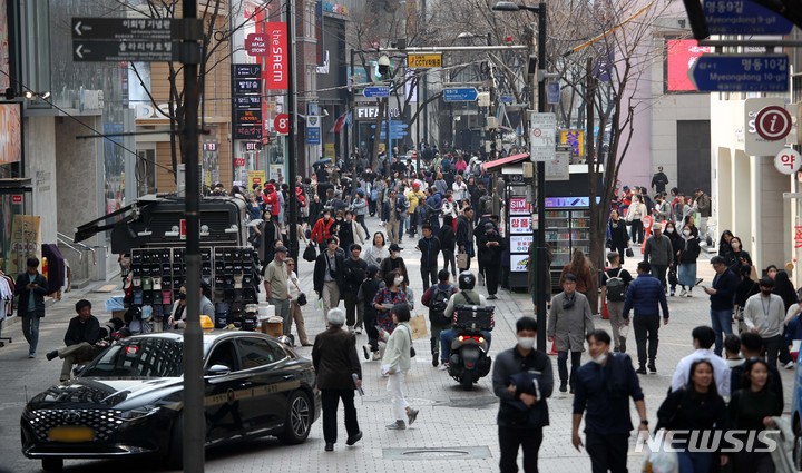 [서울=뉴시스] 김선웅 기자 = 지난 3월29일 서울 명동거리에서 시민들이 오가고 있다.  2023.04.22. mangusta@newsis.com