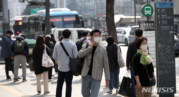 [서울=뉴시스] 김선웅 기자 =2023년 서울 명동거리에서 시민들이 오가고 있다. 2023.03.29. mangusta@newsis.com