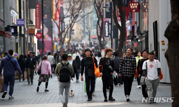 [서울=뉴시스] 김선웅 기자 = 지난 29일 서울 명동거리에서 외국인 관광객들이 오가고 있다. 2023.03.29. mangusta@newsis.com