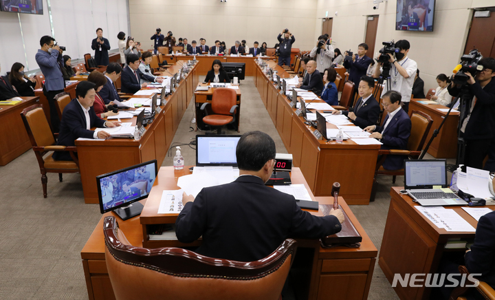 [서울=뉴시스] 고범준 기자 = 주호영 연금개혁특별위원회 위원장이 29일 오후 서울 여의도 국회에서 열린 연금개혁특별위원회 전체회의에서 의사봉을 두드리고 있다. 2023.03.29. bjko@newsis.com
