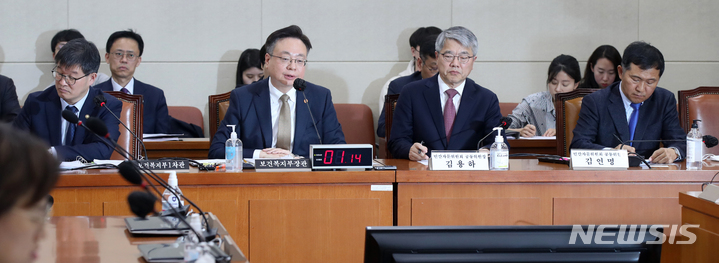 [서울=뉴시스] 고범준 기자 = 조규홍 보건복지부 장관이 지난 3월29일 오후 서울 여의도 국회에서 열린 연금개혁특별위원회 전체회의에서 의원 질의에 답변하고 있다. 왼쪽부터 이기일 보건복지부 제1차관, 조규홍 보건복지부 장관, 김용하 민간자문위원회 공동위원장, 김연명 민간자문위원회 공동위원장. 2023.05.09. bjko@newsis.com
