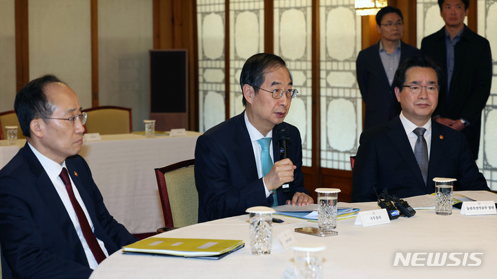 [서울=뉴시스] 배훈식 기자 = 한덕수 국무총리가 29일 오후 서울 종로구 총리공관에서 열린 양곡관리법 관련 당정협의회에 참석해 발언하고 있다.(공동취재사진) 2023.03.29. photo@newsis.com