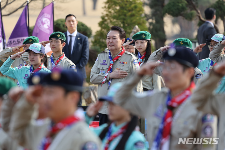 [서울=뉴시스] 홍효식 기자 = 윤석열 대통령이 29일 오후 서울 용산 대통령실 파인그라스 정원에서 열린 한국스카우트연맹 명예총재 추대식에서 국기에 대한 경례를 하고 있다. (대통령실통신사진기자단) 2023.03.29. yesphoto@newsis.com