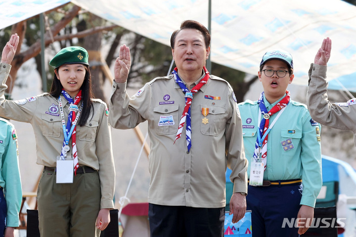 [서울=뉴시스] 홍효식 기자 = 윤석열 대통령이 29일 오후 서울 용산 대통령실 파인그라스 정원에서 열린 한국스카우트연맹 명예총재 추대식에서 스카우트 선서를 하고 있다. (대통령실통신사진기자단) 2023.03.29. yesphoto@newsis.com