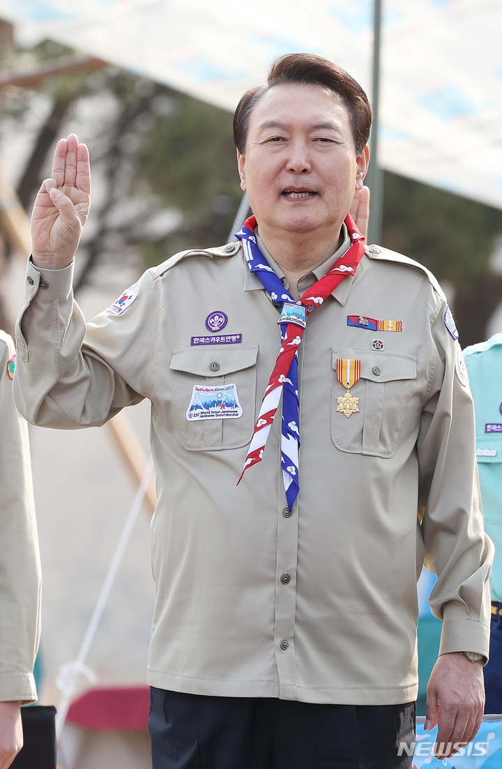 [서울=뉴시스] 홍효식 기자 = 윤석열 대통령이 29일 오후 서울 용산 대통령실 파인그라스 정원에서 열린 한국스카우트연맹 명예총재 추대식에서 스카우트 선서를 하고 있다. (대통령실통신사진기자단) 2023.03.29. yesphoto@newsis.com