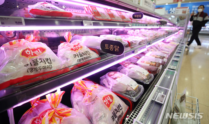 [서울=뉴시스] 김진아 기자 = 서울시내 한 마트에서 판매되는 닭고기. 2023.03.29. bluesoda@newsis.com