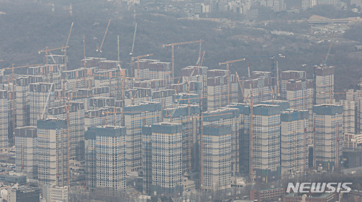 [서울=뉴시스] 권창회 기자 = 이달 말 시행 예정이던 분양권 전매제한 완화가 일주일 가량 밀려 다음 달로 연기됐다. 사진은 29일 오후 서울 송파구 롯데월드타워 서울스카이에서 바라본 아파트 단지. 2023.03.29. kch0523@newsis.com
