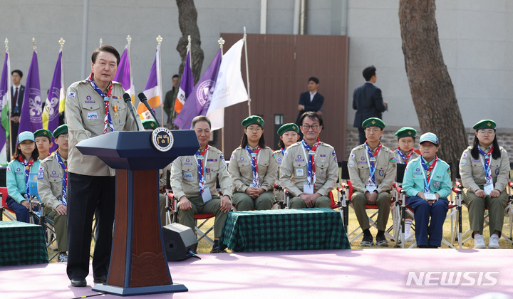 [서울=뉴시스] 홍효식 기자 = 윤석열 대통령이 29일 오후 서울 용산 대통령실 파인그라스 정원에서 열린 한국스카우트연맹 명예총재 추대식에서 수락 인사말을 하고 있다. (대통령실통신사진기자단) 2023.03.29. yesphoto@newsis.com