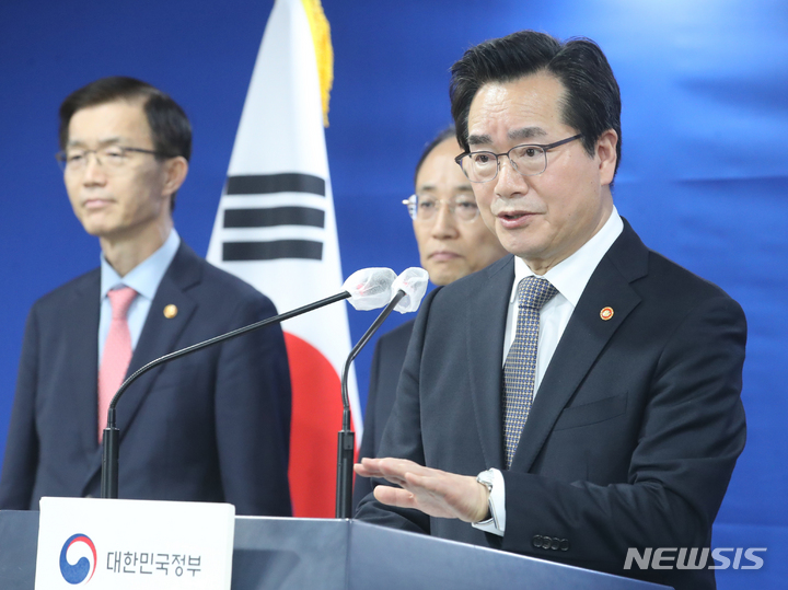 [서울=뉴시스] 김명원 기자 = 정황근 농림축산식품부 장관이 29일 서울 종로구 정부서울청사에서 양곡관리법 관련 기자들의 질문에 답하고 있다. 2023.03.29. kmx1105@newsis.com