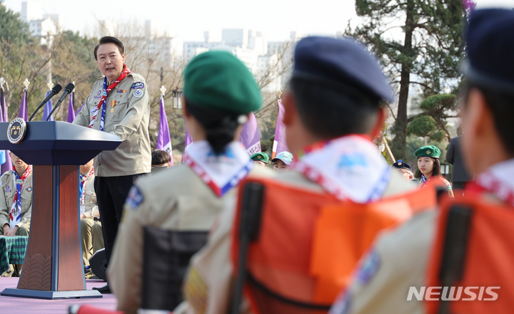 [서울=뉴시스] 홍효식 기자 = 윤석열 대통령이 29일 오후 서울 용산 대통령실 파인그라스 정원에서 열린 한국스카우트연맹 명예총재 추대식에서 수락 인사말을 하고 있다. (대통령실통신사진기자단) 2023.03.29. yesphoto@newsis.com