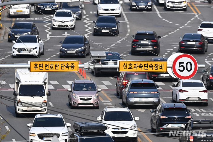 [수원=뉴시스] 김종택 기자 = 차량 뒷번호판을 찍어 교통 법규 위반 행위를 적발하는 단속 방식이 다음 달 1일부터 본격 시행된다. 기존 단속 장비는 차량 앞 번호판만 인식해 번호판이 뒤편에 있는 오토바이의 경우 단속에 어려움이 있었다. 그러나 후면 무인교통 단속 장비는 추적용 카메라로 차량의 과속·신호 위반을 검지하고, 뒷번호판을 촬영해 사륜차뿐 아니라 오토바이 등 이륜차 위반 행위까지 단속 가능하다. 사진은 29일 오후 경기도 수원시의 한 도로에 후면 무인교통 단속 카메라가 설치돼 있는 모습. 2023.03.29. jtk@newsis.com