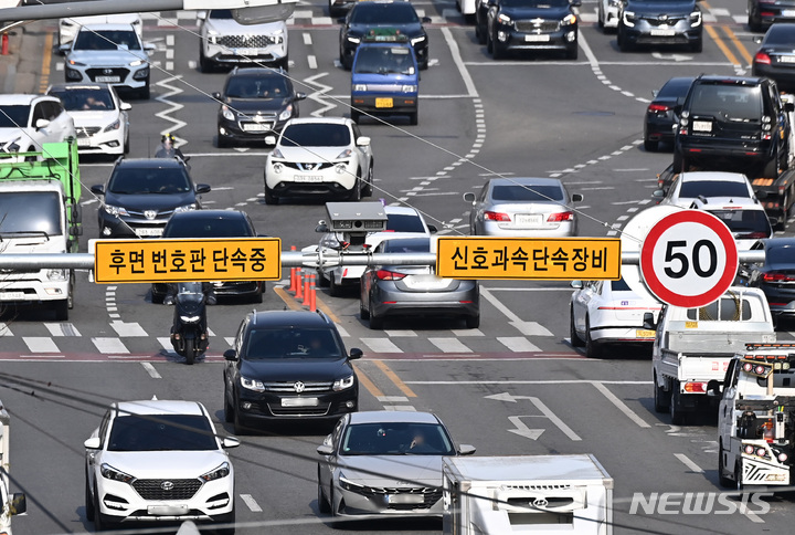 [수원=뉴시스] 김종택 기자 = 차량 뒷번호판을 찍어 교통 법규 위반 행위를 적발하는 단속 방식이 다음 달 1일부터 본격 시행된다. 기존 단속 장비는 차량 앞 번호판만 인식해 번호판이 뒤편에 있는 오토바이의 경우 단속에 어려움이 있었다. 그러나 후면 무인교통 단속 장비는 추적용 카메라로 차량의 과속·신호 위반을 검지하고, 뒷번호판을 촬영해 사륜차뿐 아니라 오토바이 등 이륜차 위반 행위까지 단속 가능하다. 사진은 29일 오후 경기도 수원시의 한 도로에 후면 무인교통 단속 카메라가 설치돼 있는 모습. 2023.03.29. jtk@newsis.com