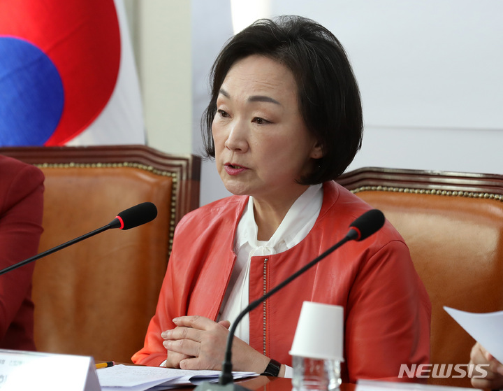 [서울=뉴시스] 이영환 기자 = 한무경 국민의힘 산중위 간사가 29일 오후 서울 여의도 국회에서 열린 전기·가스 요금 관련 당정협의회에서 인사말을 하고 있다. 2023.03.29. 20hwan@newsis.com