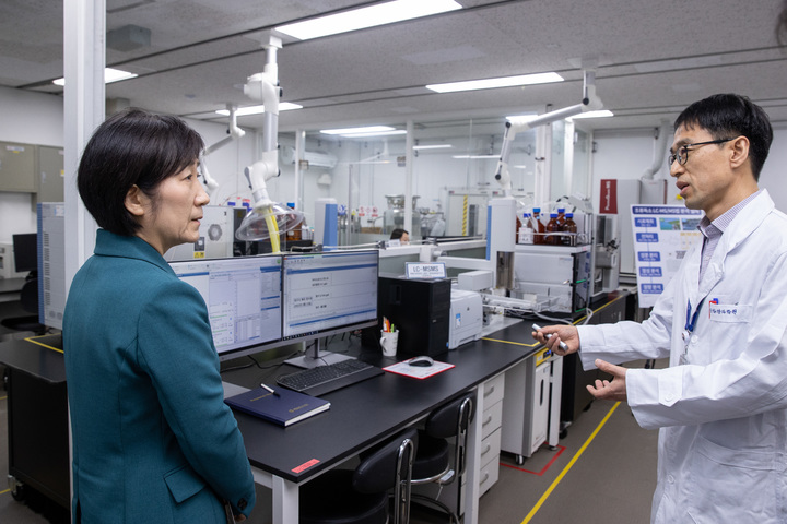 [서울=뉴시스] 조수정 기자 = 한화진 환경부 장관이 지난 3월29일 오후 인천 서구 국립환경과학원을 방문하여 대기질 예보 종합상황실과 먹는물 기기 분석실 등 시설을 둘러보며 “국민들이 안심하고 건강한 생활을 유지할 수 있도록 과학적인 근거에 기반하여 철저히 관리해 줄 것”을 당부하고 있다. (사진=환경부 제공) 2023.03.29. photo@newsis.com *재판매 및 DB 금지