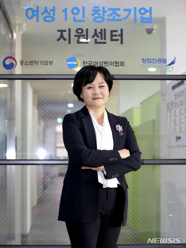 [서울=뉴시스] 최진석 기자 = 윤미옥 한국여성벤처협회장이 지난달 29일 서울 강남구 한국여성벤처협회에서 포즈를 취하고 있다. 2023.04.01. myjs@newsis.com