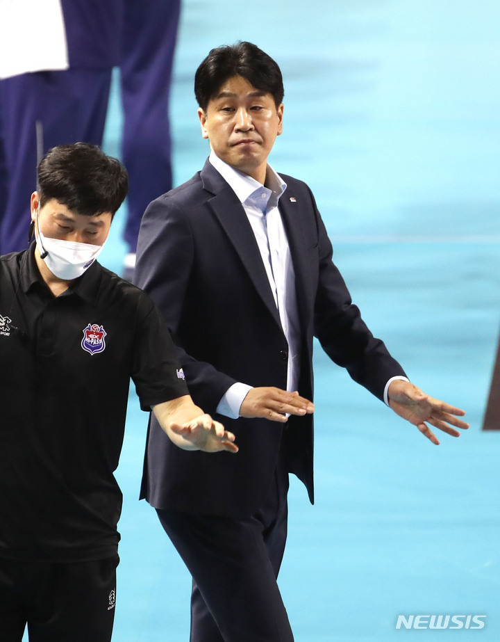 [인천=뉴시스] 정병혁 기자 = 29일 오후 인천 부평구 삼산월드체육관에서 열린 2022-2023 시즌 V리그 챔피언결정전 흥국생명과 한국도로공사의 경기에 앞서 도로공사 김종민 감독이 경기를 기다리고 있다. 2023.03.29. jhope@newsis.com